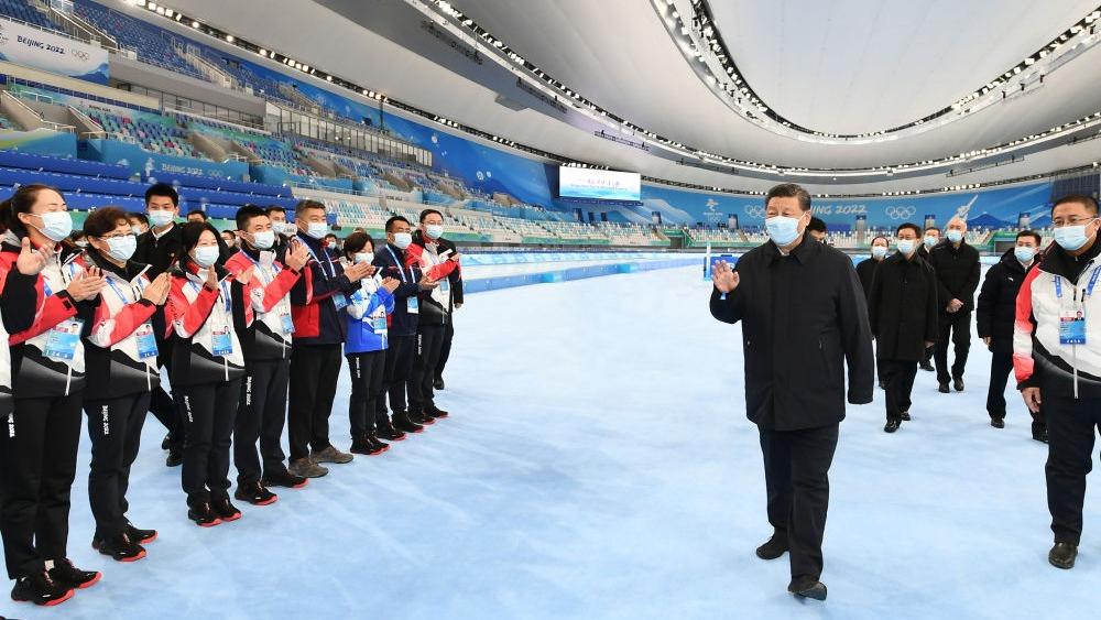 Ши Жиньпин өвлийн олимпын тэшүүрийн ордонтой танилцлаа