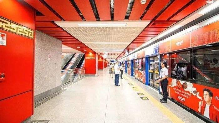 اِلِمان‌های سنتی پکن چشم مسافران ایستگاه‌های متروی پایتخت چین را نوازش می‌دهدا