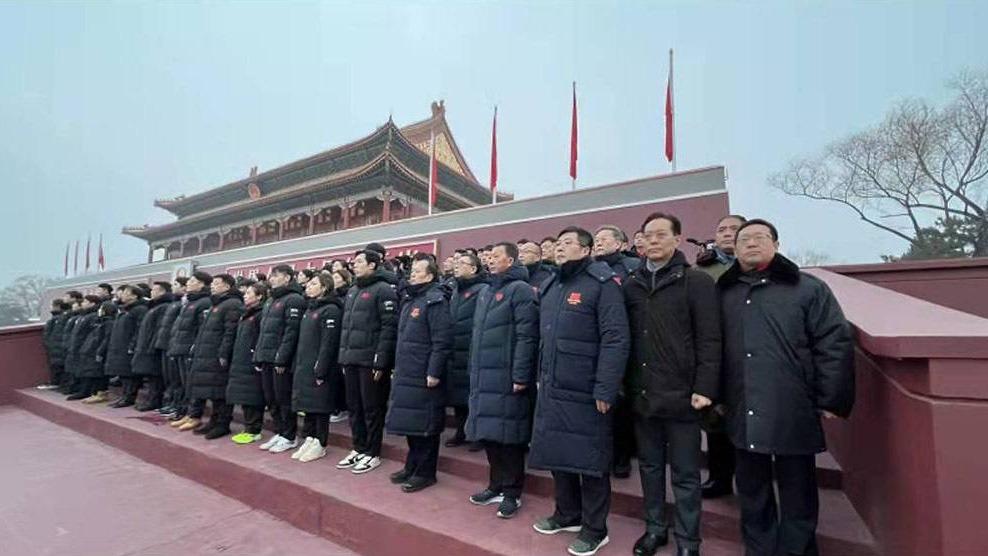 Хятадын багийнхан Тянь Ань Мэний талбайгаас мордлоо