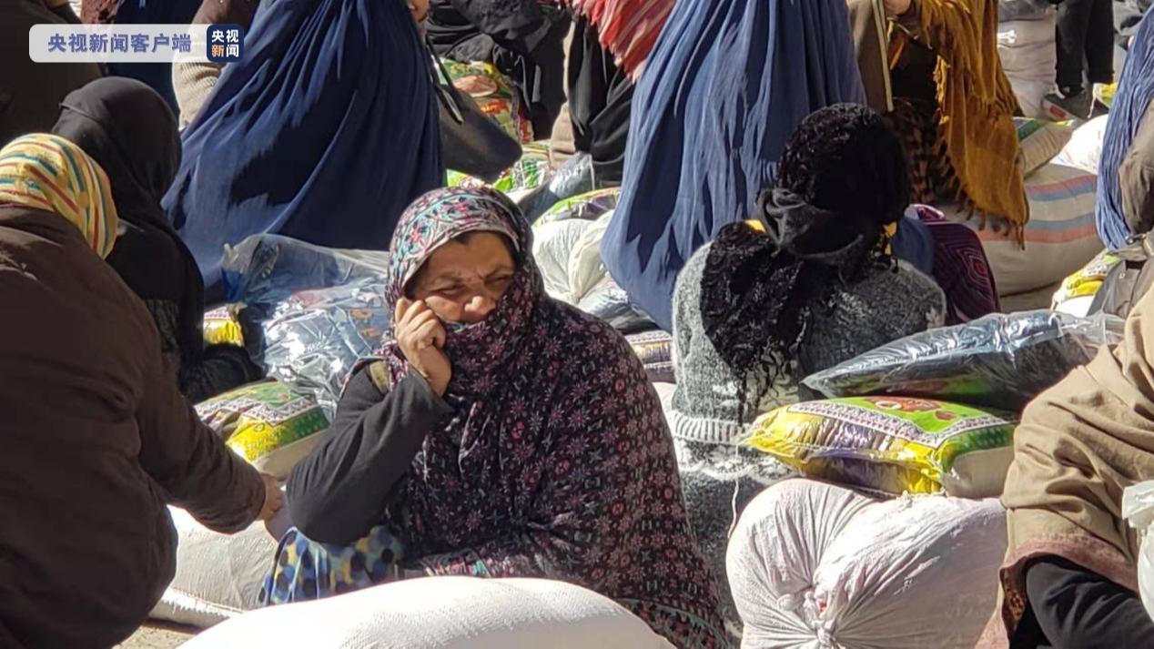 رسیدن کمک‌های چین و پاکستان به دست 1000 خانواده نیازمند در کابلا