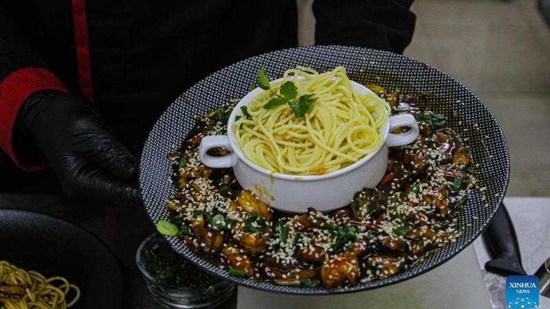 سرآشپزی از اهالی غزه در تلاش است تا  فرهنگ غذایی چینی را در جامعه محلی گسترش دهدا