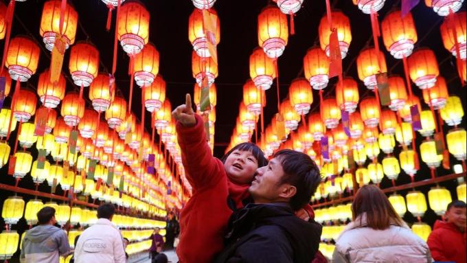 مردم سراسر چین جشن فانوس در سال ببر را گرامی داشتند + تصاویرا