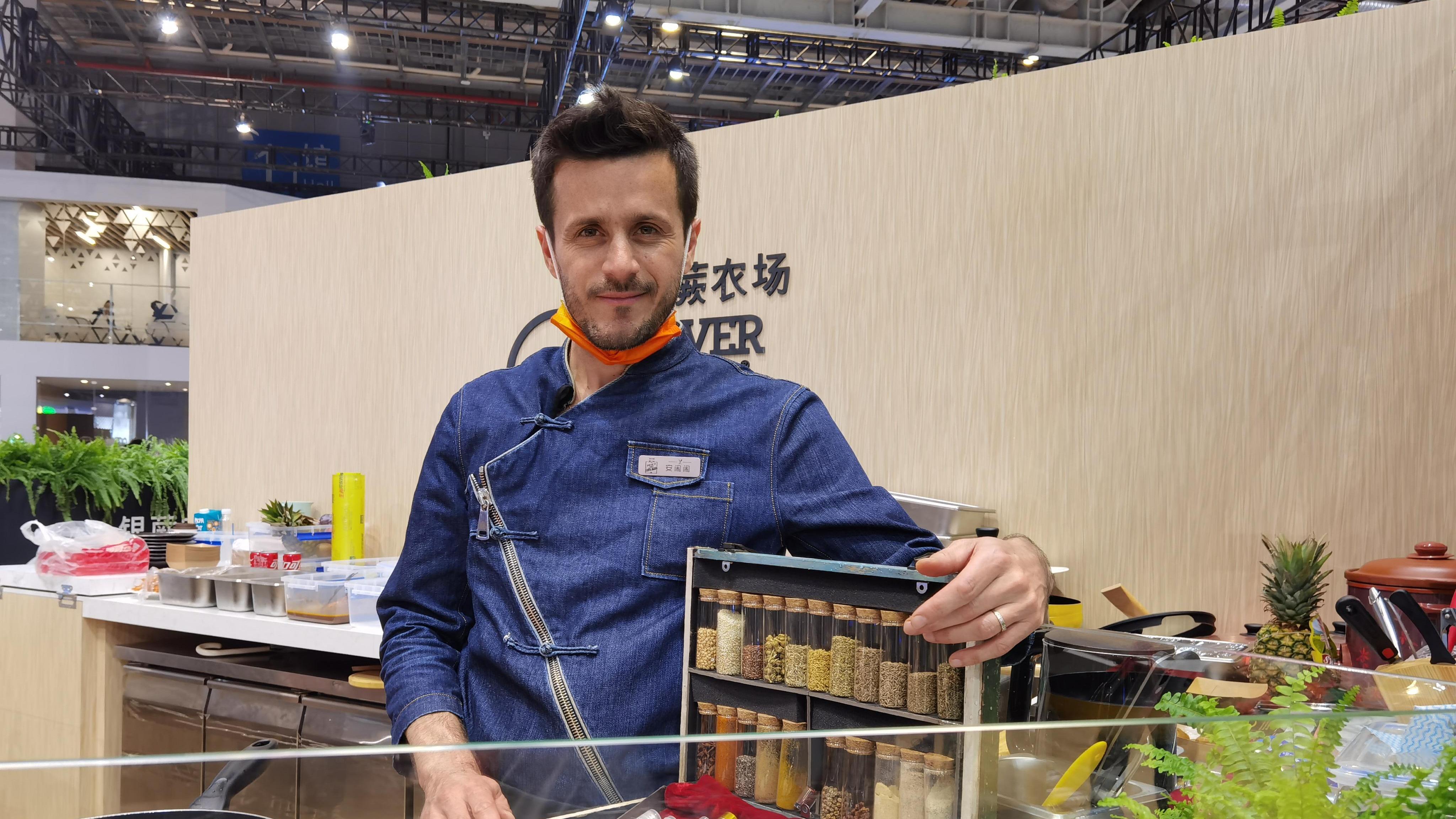 Францын тогооч Ань Нао Нао ба түүний Хятадтай үүссэн романтик хувь барилдлага