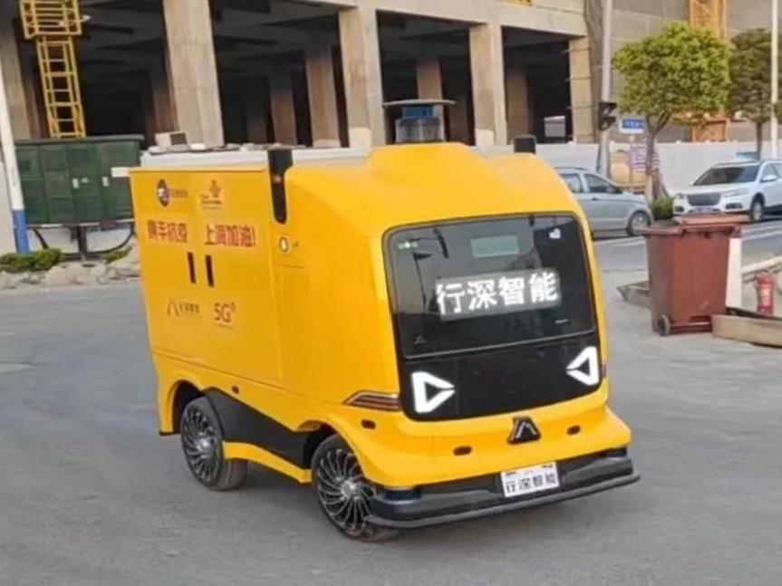 上海のスマート臨時医療施設、300台近くのロボットが稼働開始