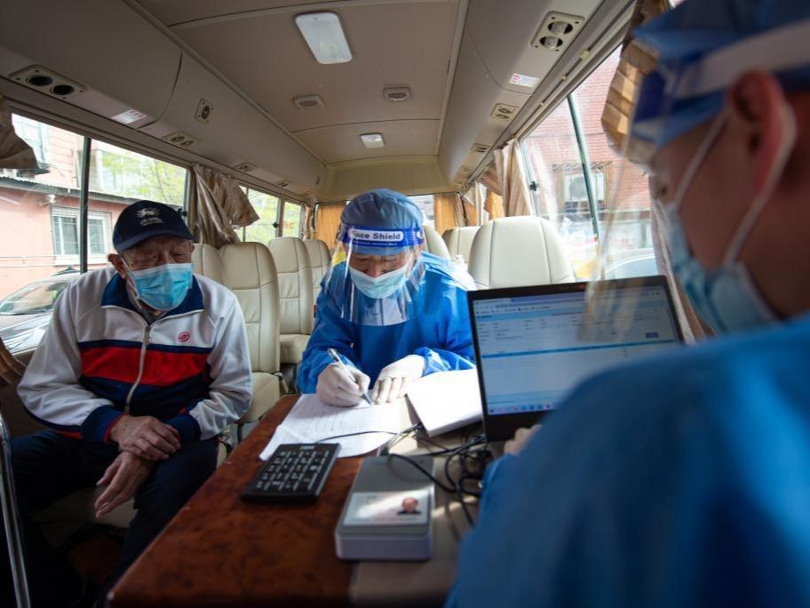 Kereta Vaksinasi Mudah Alih Mudahkan Warga Emas di Beijing
