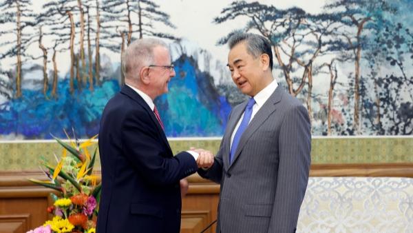 دیدار وانگ یی با رئیس نمایندگان اتحادیه اروپا در چینا