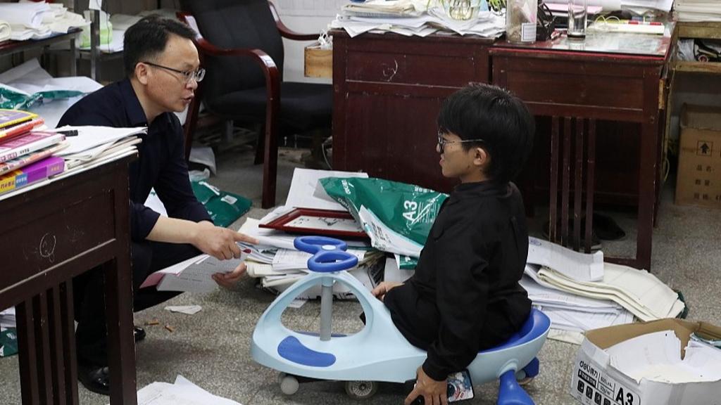 Niepełnosprawny kandydat, który zdał „chińską maturę ” zwrócił na siebie uwagę chińskiego społeczeństwa