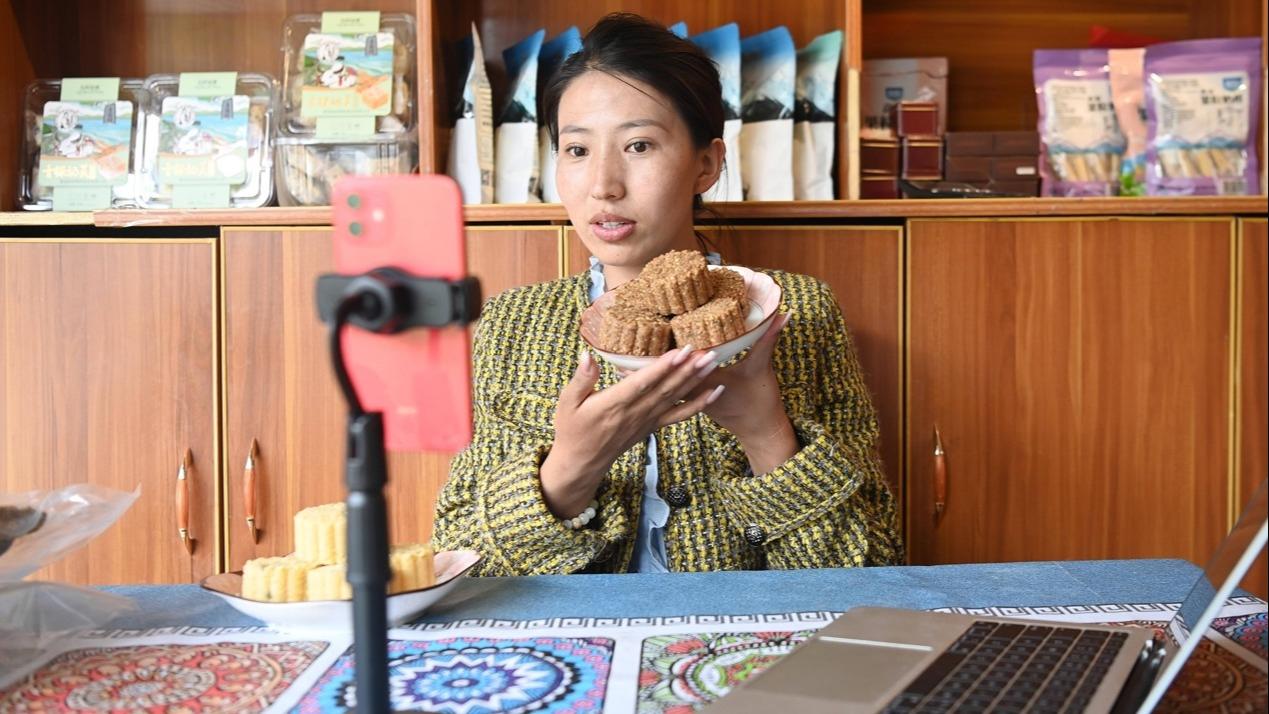 तिब्बती जातीय युवती ताइ छिङ यौङ छ्वः जन्मस्थलका उत्पादनलाई बाह्य बजारमा ल्याउँदै
