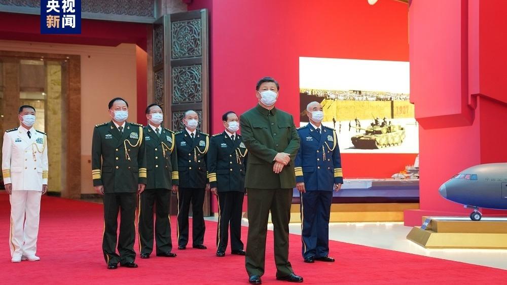 Xi Jinping odwiedził wystawę w Muzeum Wojskowym Chińskiej Rewolucji Ludowej