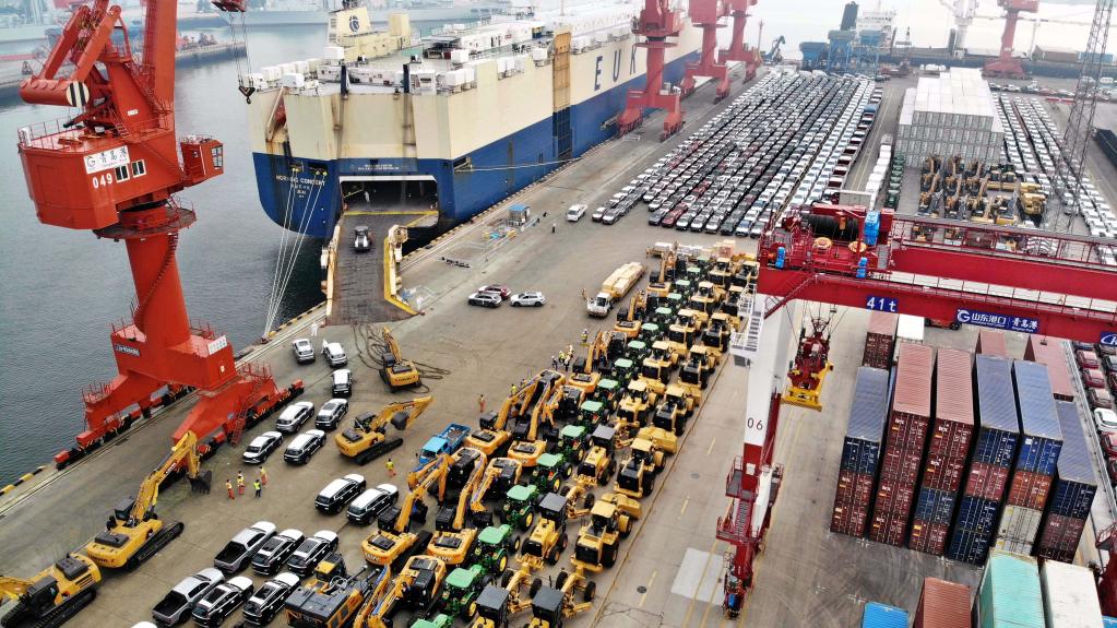 الصورة: زيادة بأكثر من 90 بالمائة لصادرات السيارات عبر ميناء تشينغداو الصيني