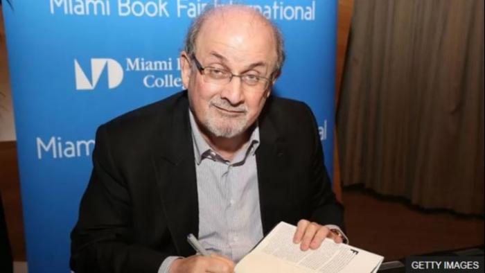 مهاجم سلمان رشدی به تلاش برای قتل متهم شد؛ وضعیت جسمی این نویسنده هنوز وخیم استا