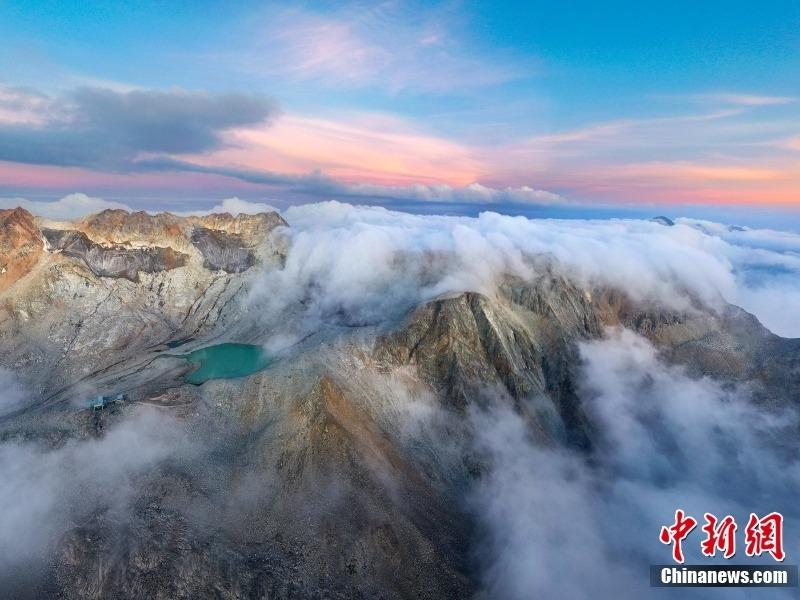 雲と霞がたなびく絶景の達古氷河　四川省