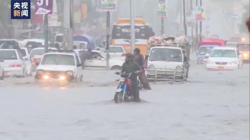 पाकिस्तान के बलूचिस्तान प्रांत में आयी भीषण बाढ़ से यातायात ठप