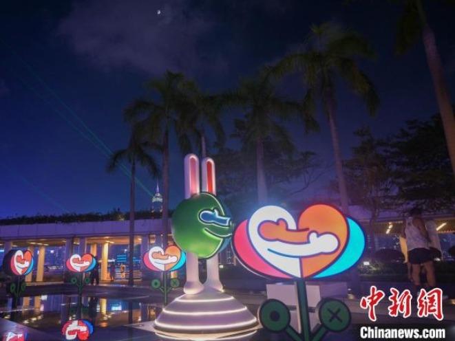 香港文化センターの広場に「中秋節」祝うインスタレーションアート設置