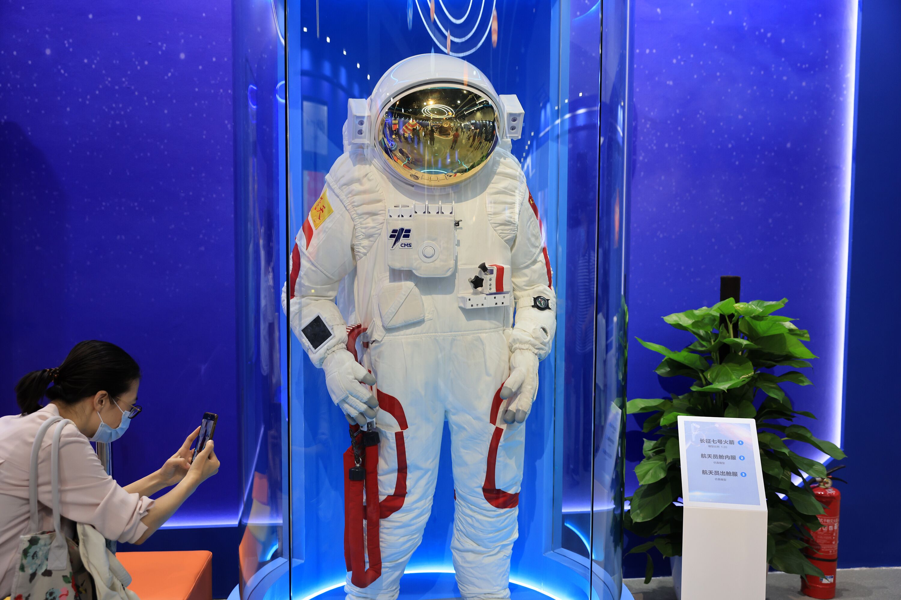 शन चौ १३ नम्बर अन्तरिक्ष यानका अन्तरिक्ष यात्रीहरुको पोशाक पैचिङ विज्ञान केन्द्रमा प्रदर्शन गरिने