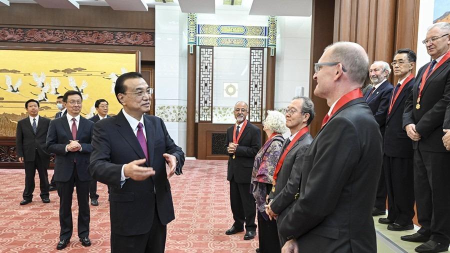 Beijing Li Keqiang incontra esperti stranieri vincitori del Premio