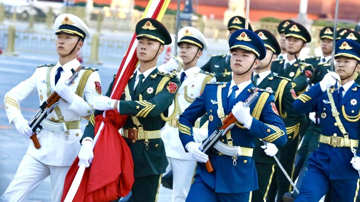 مراسم با شکوه اهتزاز پرچم در میدان «تیان آن من» پکن به مناسبت روز ملی چینا
