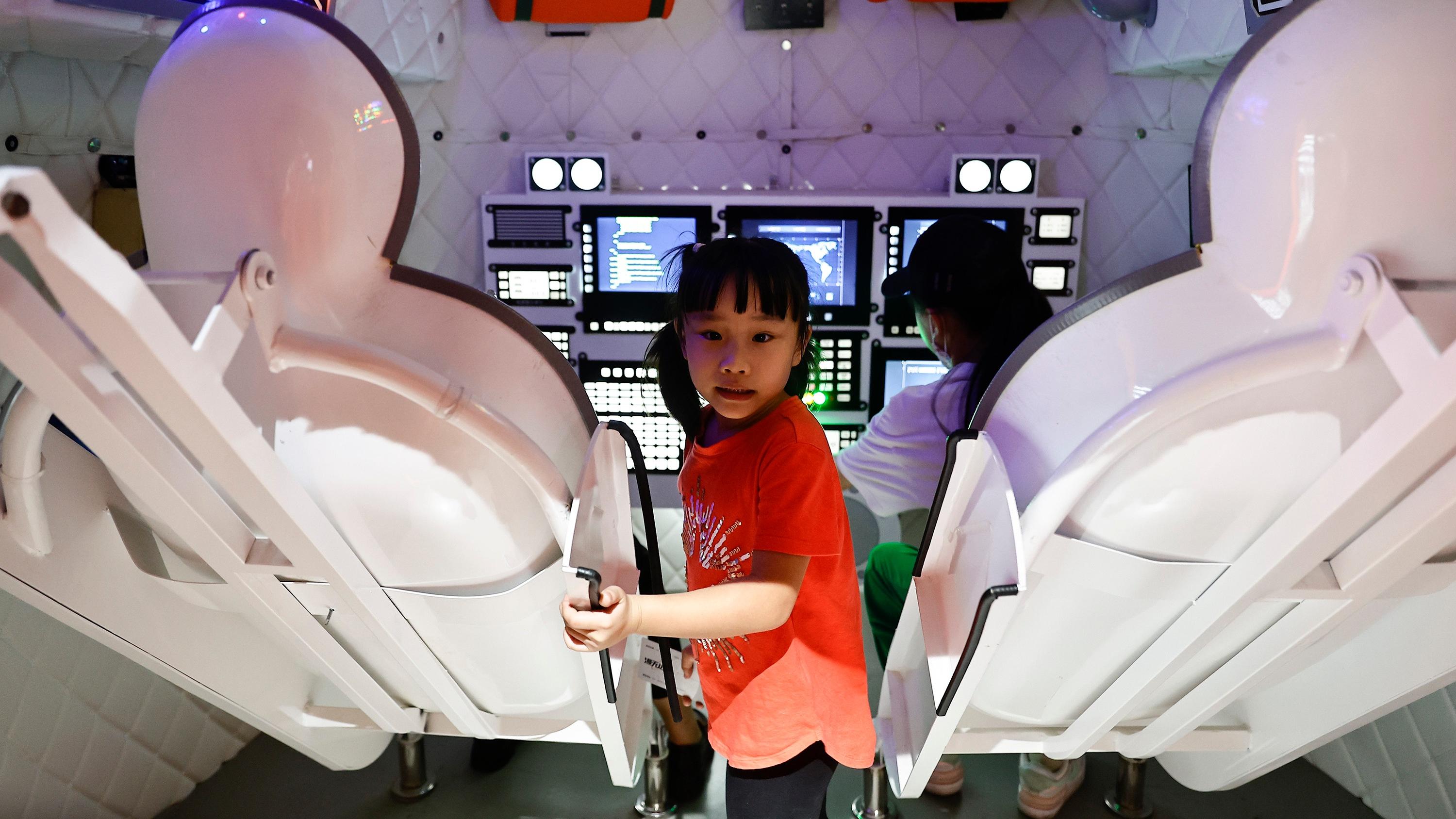 वुहानवासीद्वारा अन्तरिक्षको मनोरञ्जनात्मक यात्राको अनुभव