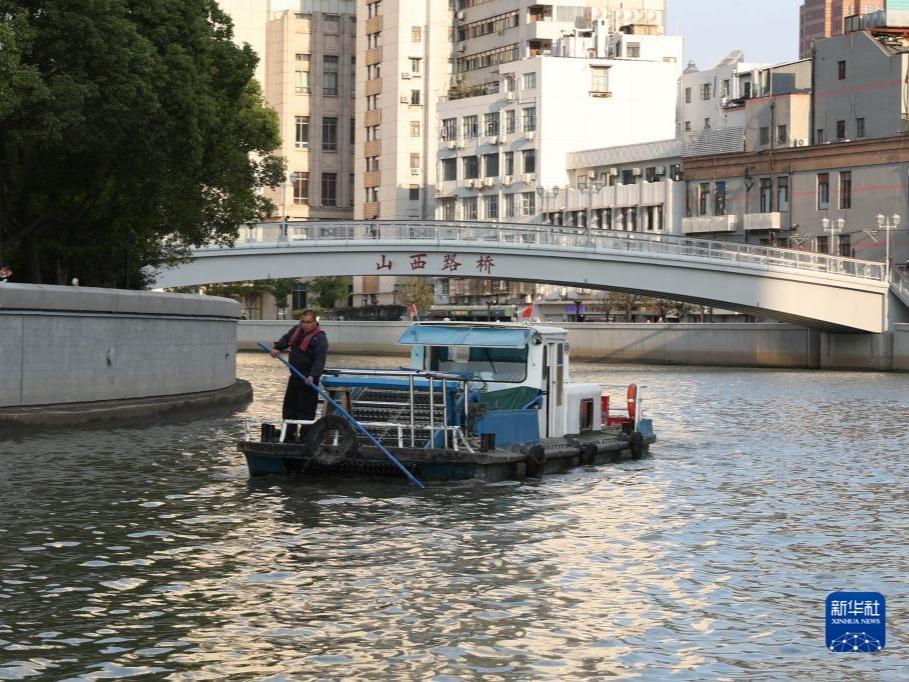 Tapak Rekreasi di Tebing Sungai Suzhou