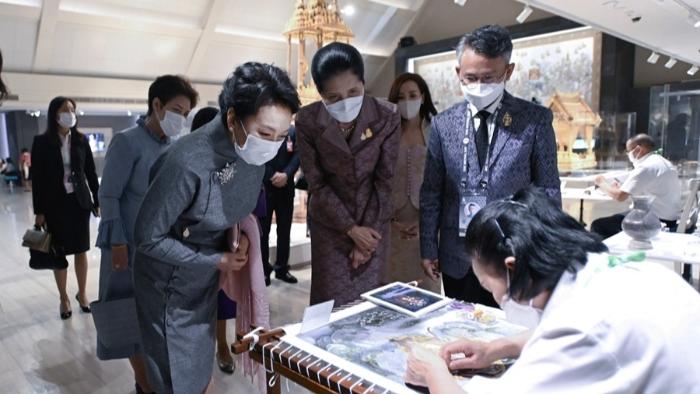 بازدید همسر رئیس جمهور چین از موزه هنر آیوتایای تایلندا
