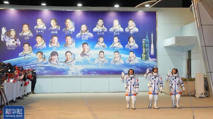 Abflugzeremonie für die Besatzung der bemannten Mission Shenzhou-15