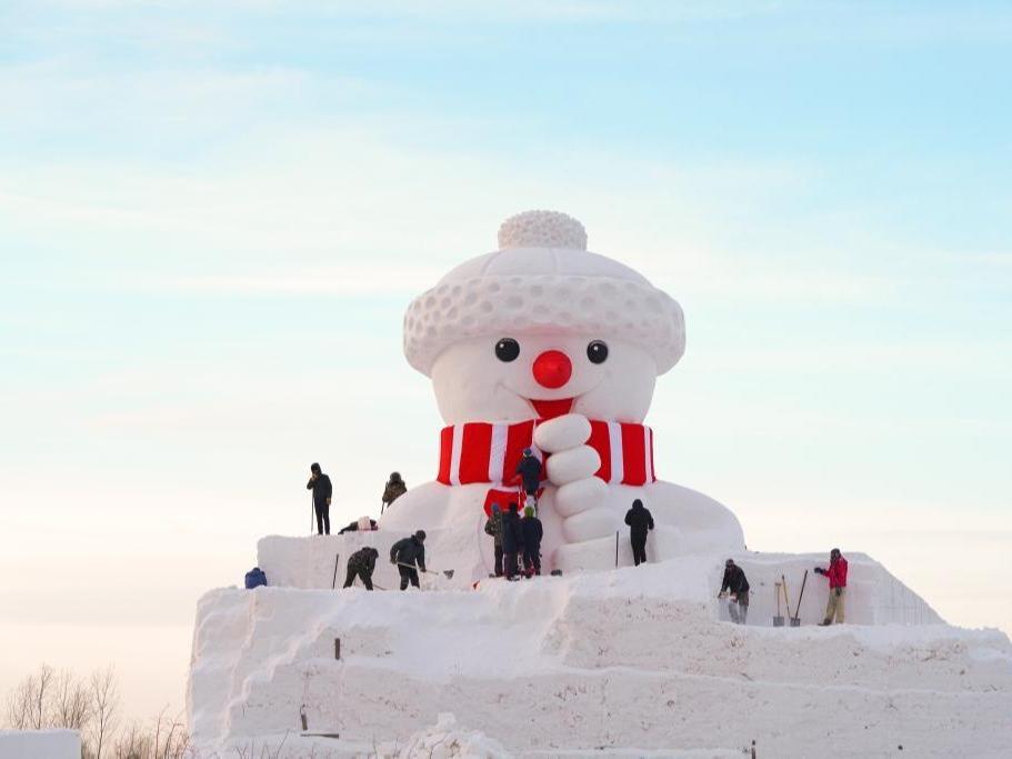 Patung Salji Gergasi Tampil di Tebing Sungai Harbin
