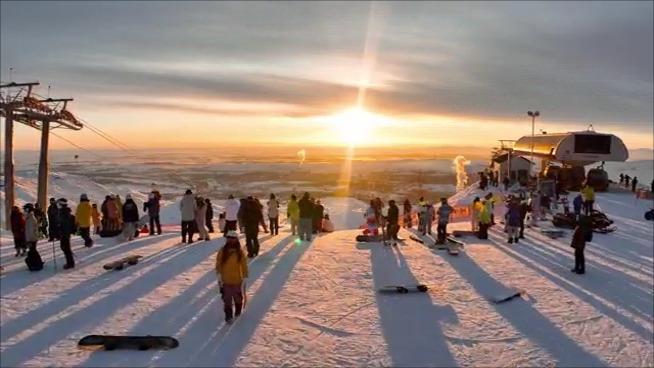 Ski Berbumbungkan Bulan dan Bintang di Xinjiang