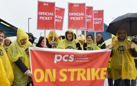 موج جدید نافرمانی مدنی در انگلیس/۱۰۰ هزار کارمند دولت برای اعتصاب آماده می‌شوندا