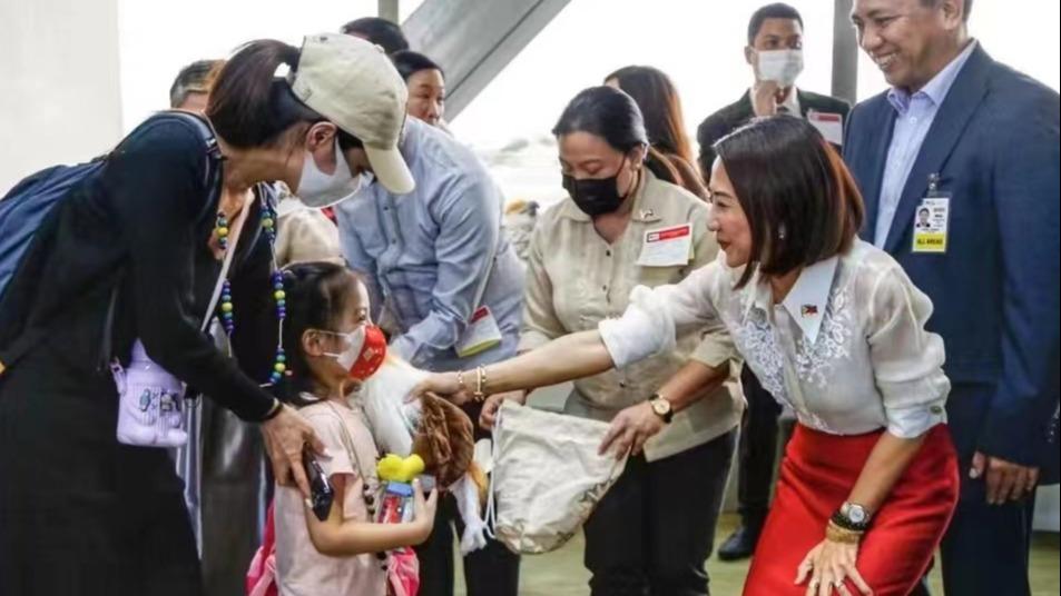 استقبال وزیر گردشگری فیلیپین از گردشگران چینیا