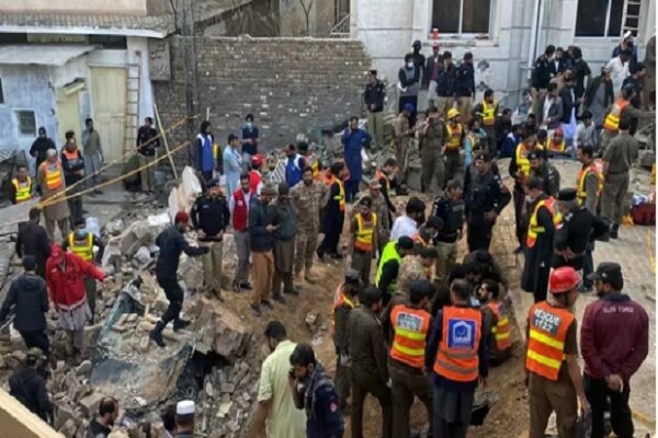 افزایش تلفات انفجار تروریستی در پیشاور پاکستان به 61 نفرا