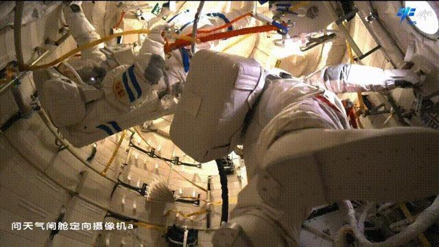 فضانوردان سفینه شِن‌جوئو-15 نخستین راهپیمایی فضایی خود را انجام دادندا