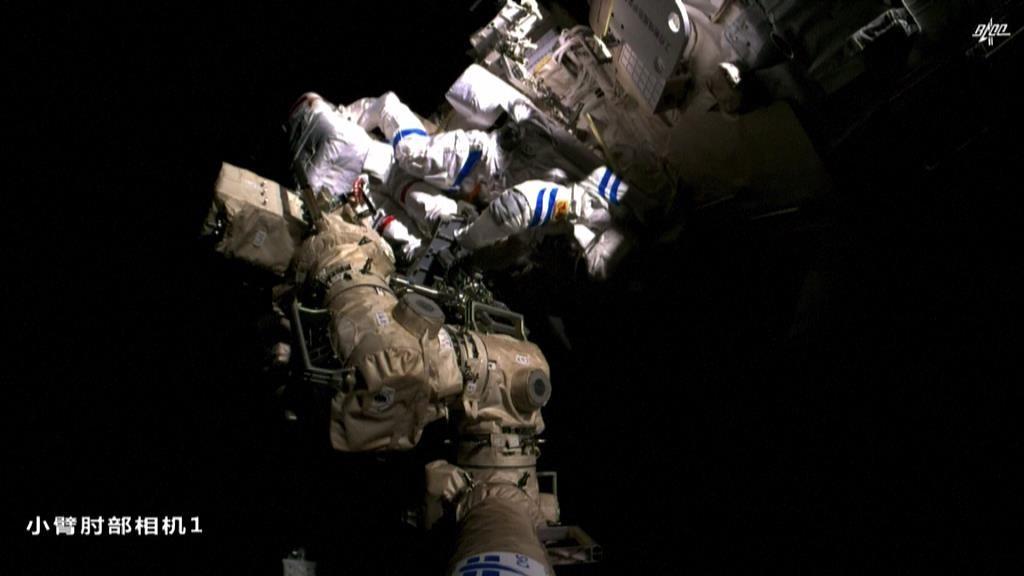 शनचौ नं १५ का अन्तरिक्षयात्रु समूह पहिलो पल्ट मोड्यूलबाट बाहिर