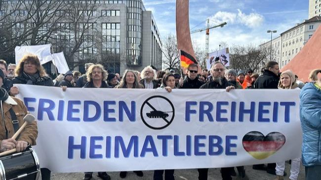 Proteste Gegen Waffenlieferungen An Die Ukraine In München