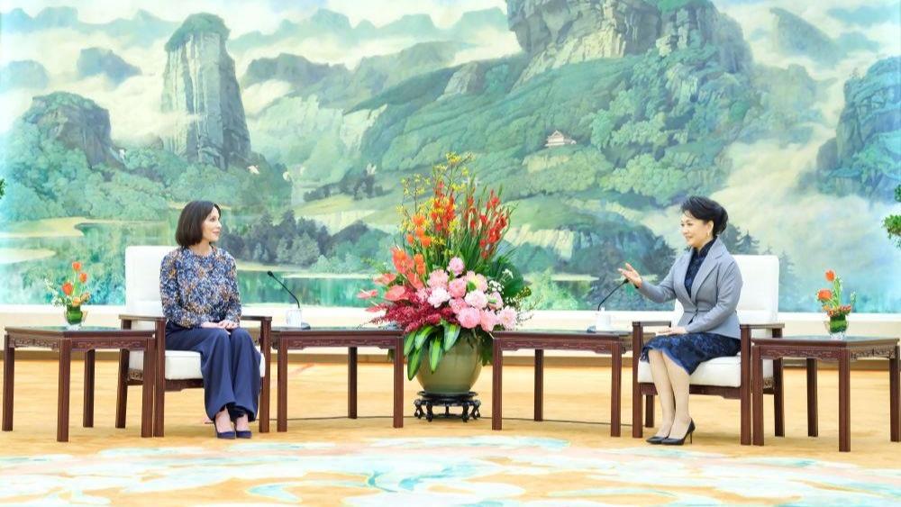 फङ लीयुआन र ग्याबोनका राष्ट्रपतिकी श्रीमतीबीच भेटघाट