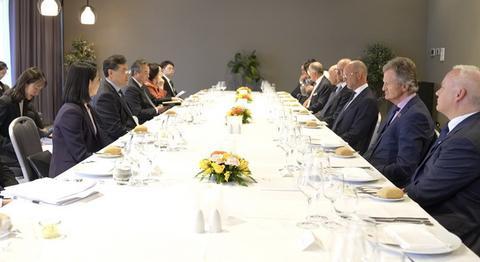 گفتگوی وزیر خارجه چین با نمایندگان محافل صنعتی و بازرگانی نروژا