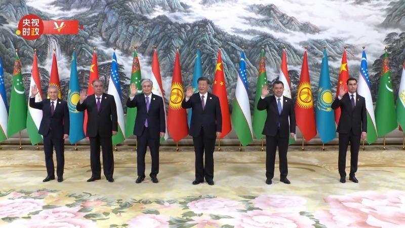 یک  پرتره خانوادگی از رهبران حاضر در نخستین نشست سران چین- آسیای مرکزیا