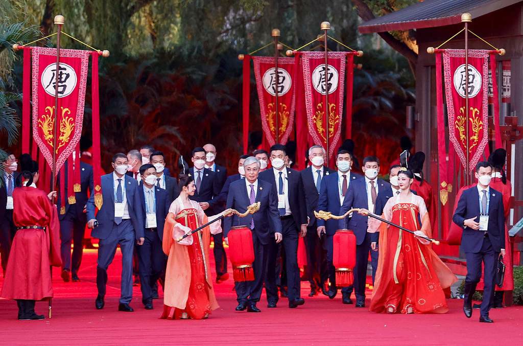 習近平主席夫妻 唐の伝統的式典で中央アジアの首脳らを歓迎