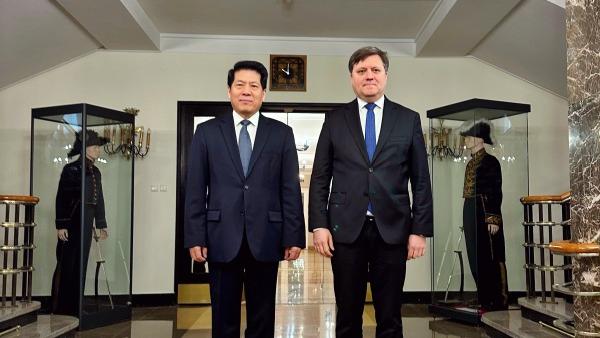 دیدار فرستاده ویژه چین با معاون وزیر خارجه لهستان درباره حل سیاسی بحران اوکراینا