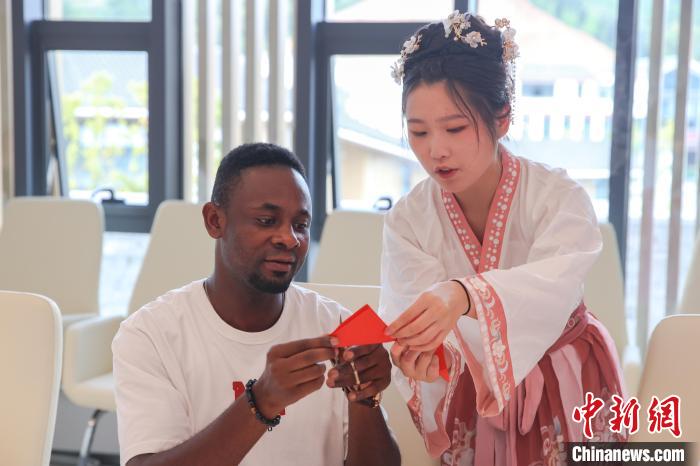 Belia Asing Hayati Budaya Tradisi di China