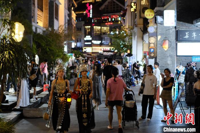 Pakaian Etnik Miao Jadi Fesyen di Guangxi