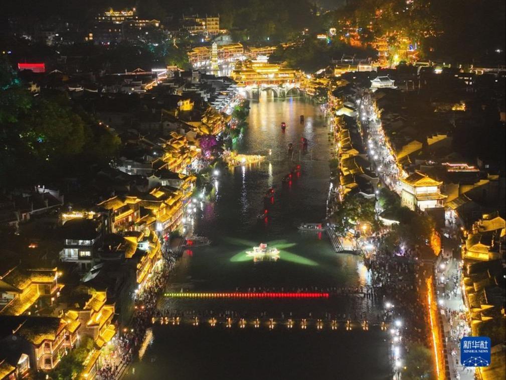 Kota Purba Fenghuang yang Mempesona pada Malam