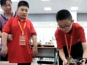 12歳の脳性まひ少年が科学分野の全国コンクールで1等賞獲得 中国