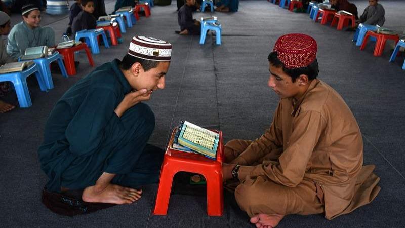 Yaran Afganistan suna karatun kur'ani mai tsarki