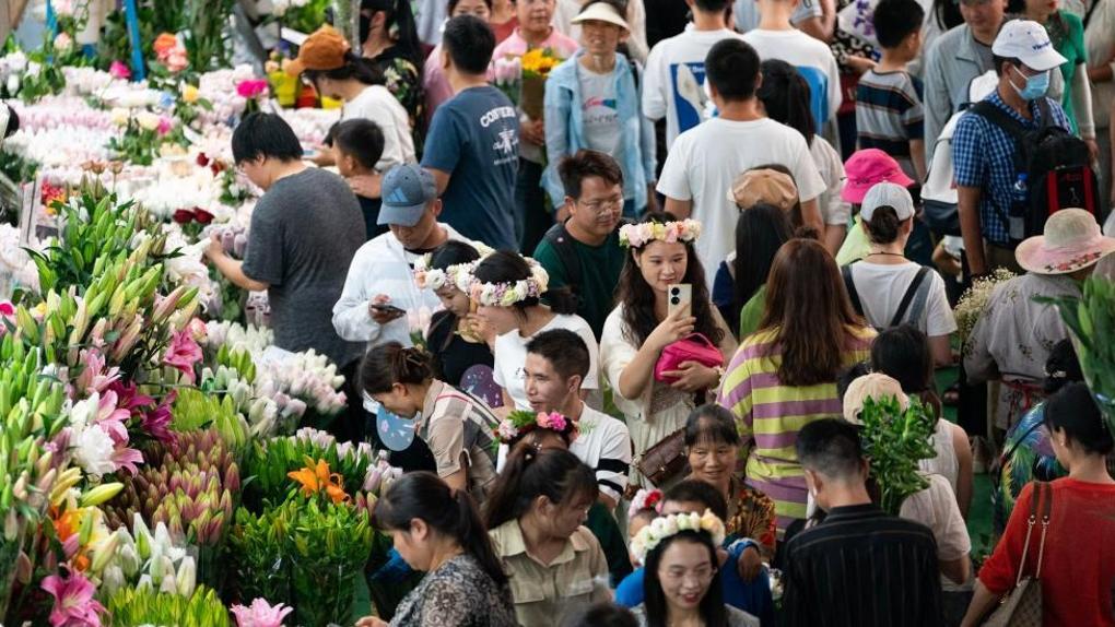 حضور پرشور مردم چین در بازار گل طی تعطیلات «هفته طلایی»ا
