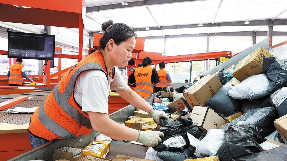 بیش از 5 میلیارد بسته طی تعطیلات 8 روزه چین جابجا شدا