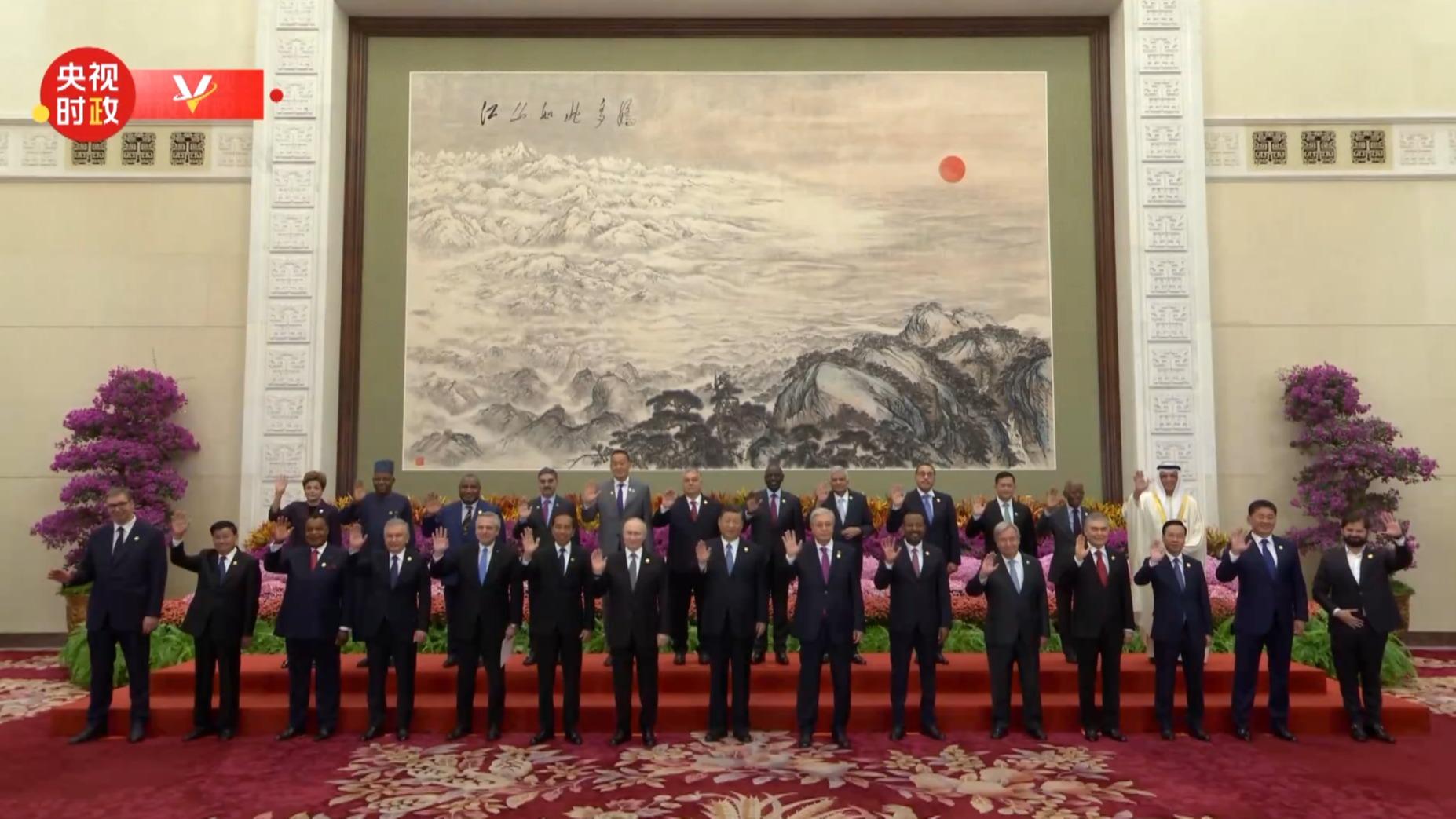 राष्ट्राध्यक्ष सी चिनफिङ र उद्घाटन समारोहमा सहभागी विदेशी नेताहरूसँगको सामूहिक तस्बिर