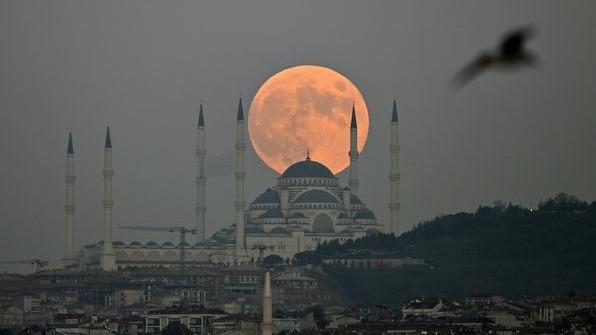 تصویری شگفت انگیز از ماه کامل!