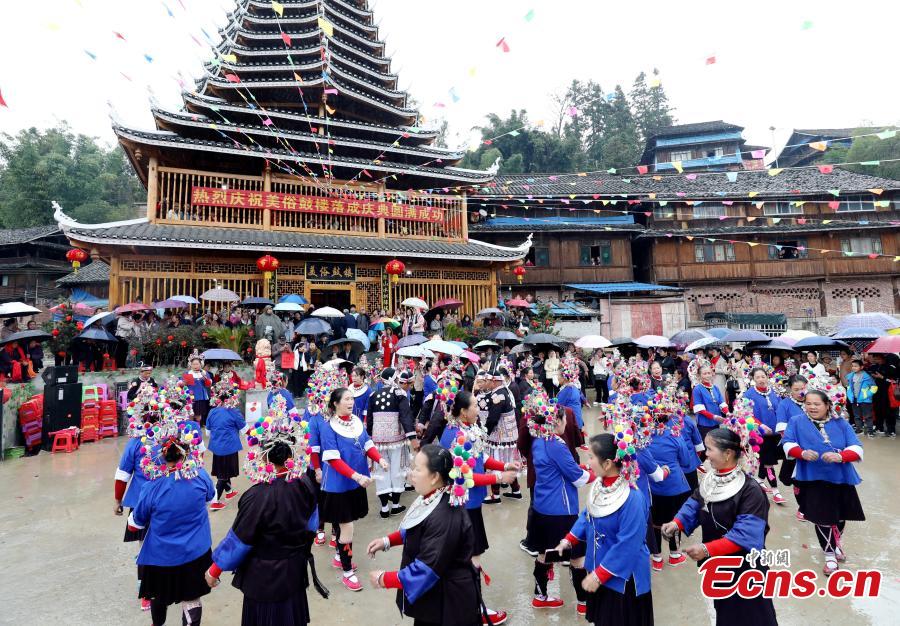 Οι χωρικοί χορεύουν για να γιορτάσουν τη συγκομιδή κατά τη διάρκεια ενός λαϊκού φεστιβάλ στην αυτόνομη κομητεία Σαντζιάνγκ Ντονγκ, στην αυτόνομη περιοχή Γκουανγκσί Τζουάνγκ της νότιας Κίνας, στις 12 Νοεμβρίου 2023. (Φωτογραφία: China News Service/Wu Lianxun)