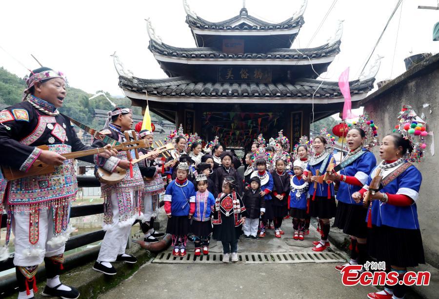 Οι χωρικοί γιορτάζουν τη συγκομιδή κολλώδους ρυζιού κατά τη διάρκεια ενός λαϊκού φεστιβάλ στην αυτόνομη κομητεία Σαντζιάνγκ Ντονγκ, στην αυτόνομη περιοχή Γκουανγκσί Τζουάνγκ της νότιας Κίνας, στις 12 Νοεμβρίου 2023. (Φωτογραφία: China News Service/Wu Lianxun)
