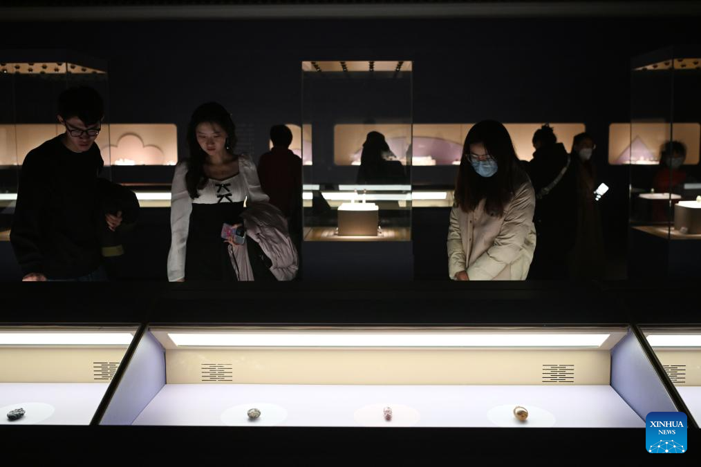 Επισκέπτες παρατηρούν φιαλίδια ταμπάκου που εκτίθενται στο Μουσείο Νινγκσιά στο Γιντσουάν στην Αυτόνομη Περιοχή Νινγκσιά Χούι της βορειοδυτικής Κίνας, 10 Δεκεμβρίου 2023. (Xinhua/Wang Peng)